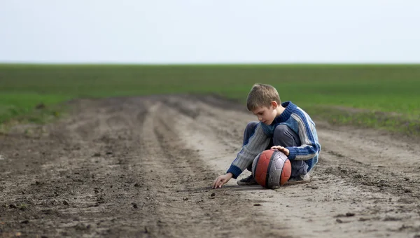 Adolescente chico escoge su terreno — Foto de Stock