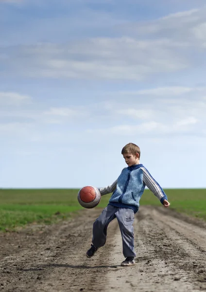 Chlapec hraje s míčem — Stock fotografie