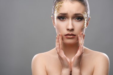 Altın makyaj sanatı ile güzel kız