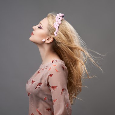 Çelengi olan güzel bir kız