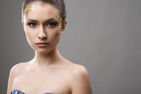 Chica bonita con el arte de maquillaje de oro — Foto de Stock