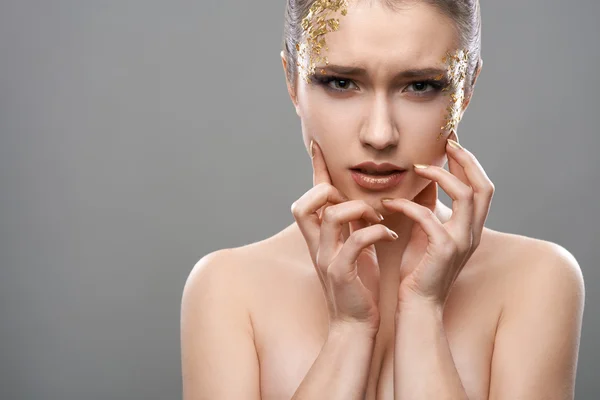 Chica bonita con el arte de maquillaje de oro — Foto de Stock