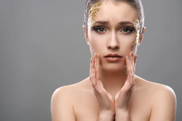 Chica bonita con el arte de maquillaje de oro —  Fotos de Stock