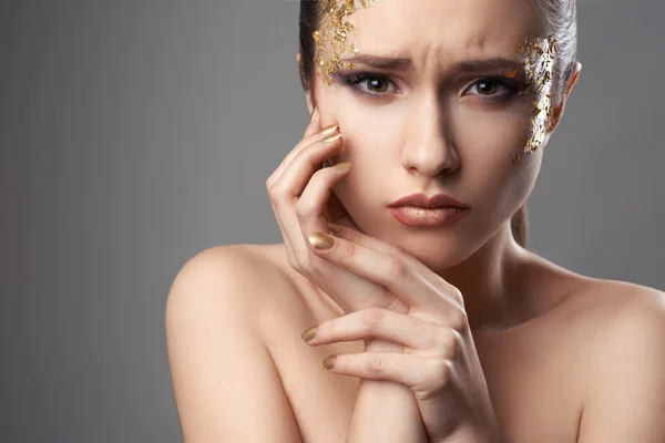Gadis cantik dengan make-up seni emas — Stok Foto