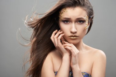 Altın makyaj sanatı ile güzel kız