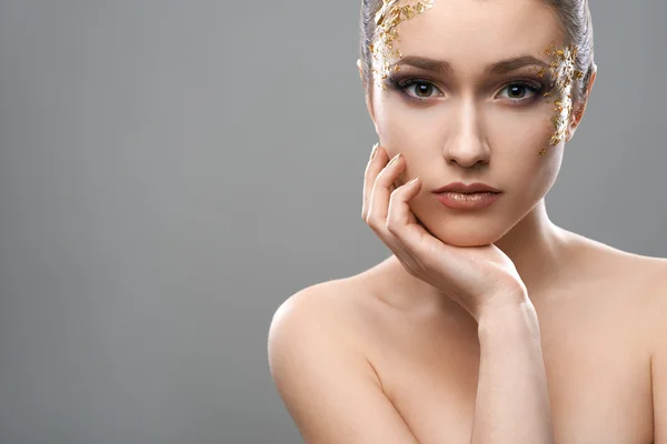 Mooi meisje met gouden make-up kunst — Stockfoto