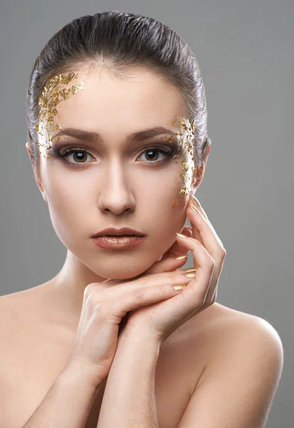 Bella ragazza con arte make-up d'oro — Foto Stock