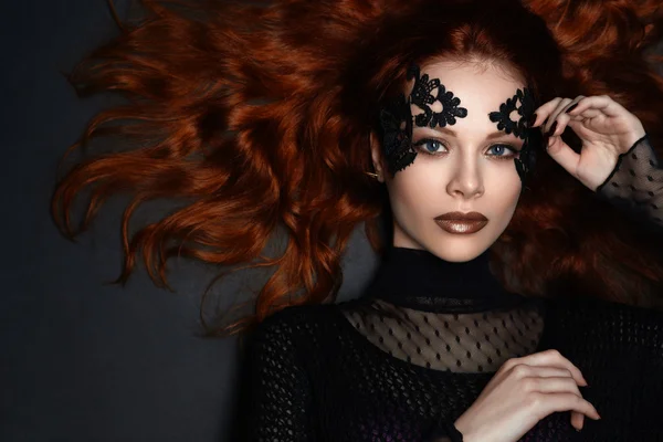 暗闇の中で美しい赤い髪の少女レース化粧 — ストック写真