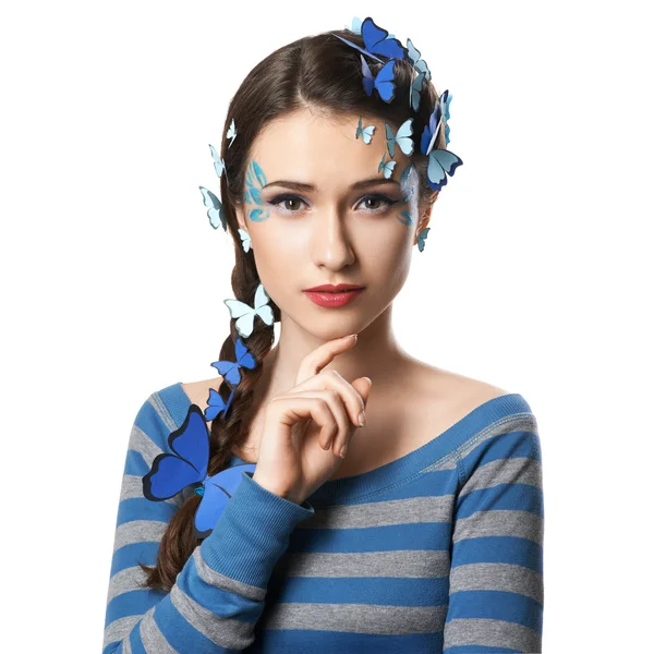 Девушка с художественным макияжем синие бабочки — стоковое фото