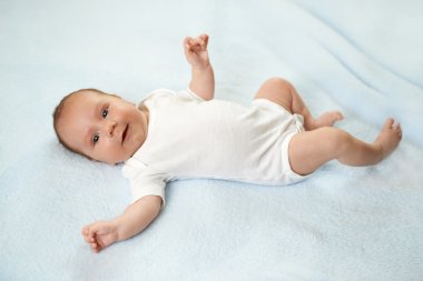 Şu tatlı bebeğe halı üzerinde yalan söylüyor