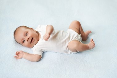 Şu tatlı bebeğe halı üzerinde yalan söylüyor