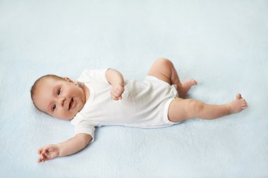 Şu tatlı bebeğe halı üzerinde yalan söylüyor