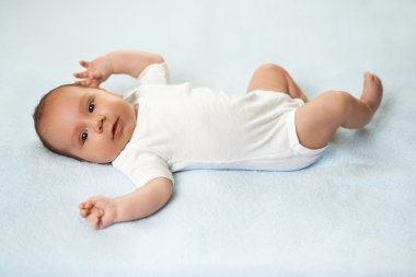 Şu tatlı bebeğe halı üzerinde yalan söylüyor