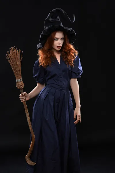 年轻漂亮的红发女巫，在黑暗中 — 图库照片