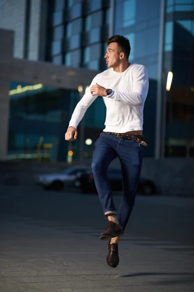 Trendy yakışıklı bir adamla geç için atlama — Stok fotoğraf
