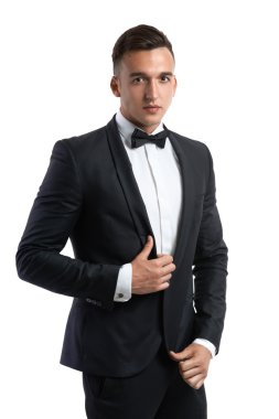 Takım elbiseli bir adam iş ceketi düzeltiyor.