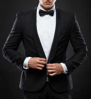 koyu arka plan üzerinde takım elbiseli bir adam iş