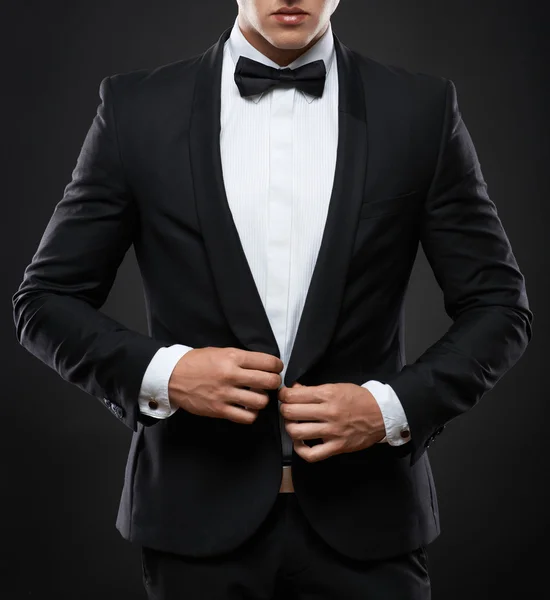 koyu arka plan üzerinde takım elbiseli bir adam iş