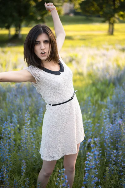 Fille dans parc agitant ses mains — Photo