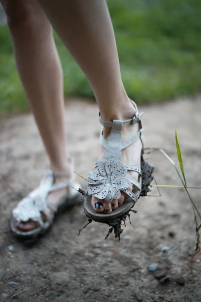 Niñas pies en sandalias sucias — Foto de Stock