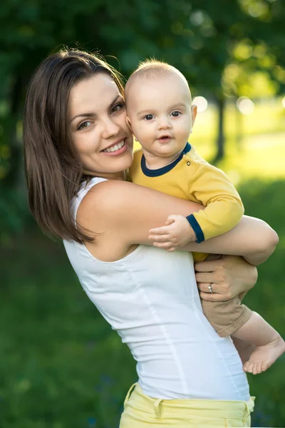 Mère heureuse tenant un jeune fils — Photo