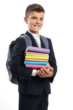 öğrenci ders kitapları yığını gösterir