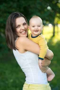 mutlu anne küçük oğlu holding