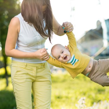 anne kucağında bebek atar