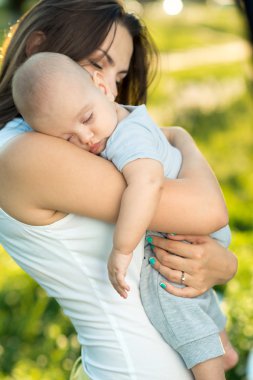 mutlu anne küçük bir uyku oğlu holding