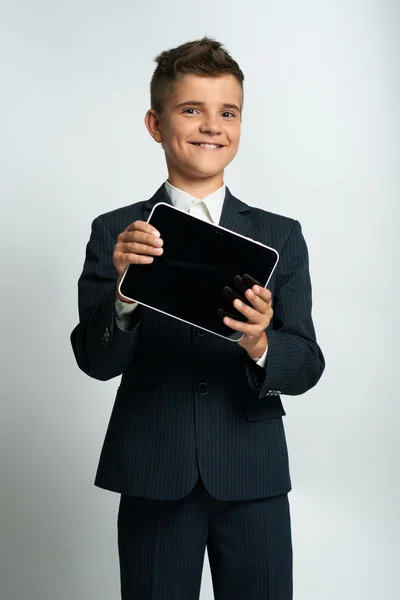 Junge zeigt Tablet-Computer — Stockfoto