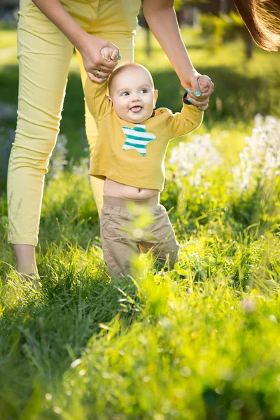 Maman enseigne fils marche herbe — Photo
