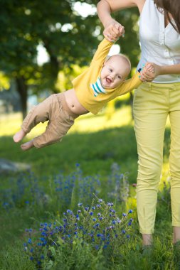anne kucağında bebek atar