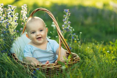 kaydırıcıları sepeti oturuyor içinde küçük gülen çocuk