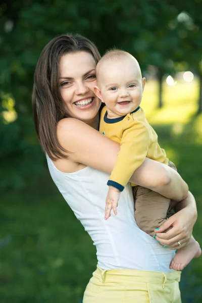 Mère heureuse tenant un jeune fils — Photo