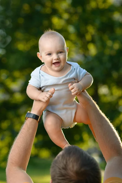 Papa wirft seinen Sohn beim Spielen um — Stockfoto