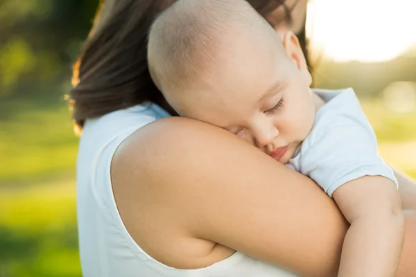 Mère heureuse tenant un jeune fils endormi — Photo