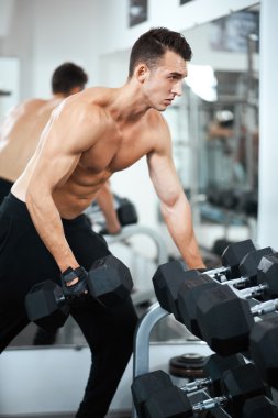 yapan erkek dumbbell pazı kas egzersizleri