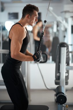 adam antrenör triceps kasları için egzersiz