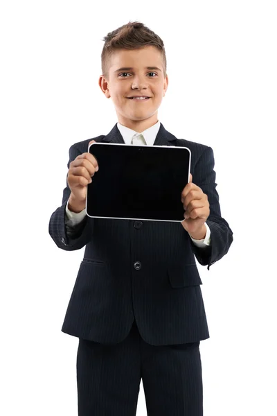 Pojke i svart kostym visar tablet PC — Stockfoto