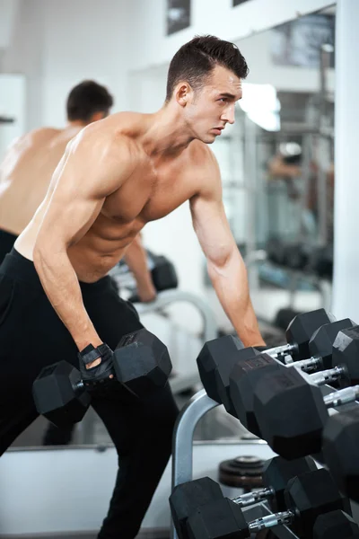 Homem fazendo exercícios dumbbell músculos do bíceps — Fotografia de Stock