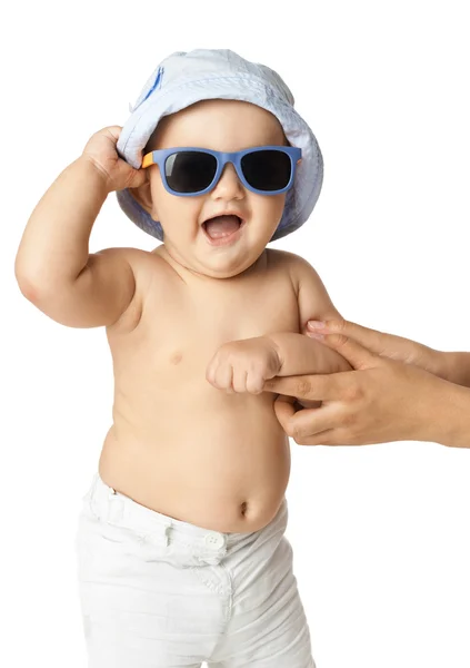 Bebê no panamá e óculos de sol rindo — Fotografia de Stock