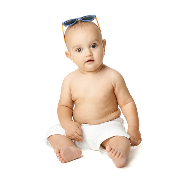 Bebé sentado sobre un fondo blanco — Foto de Stock