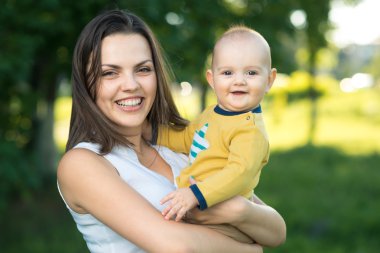 mutlu anne küçük oğlu holding
