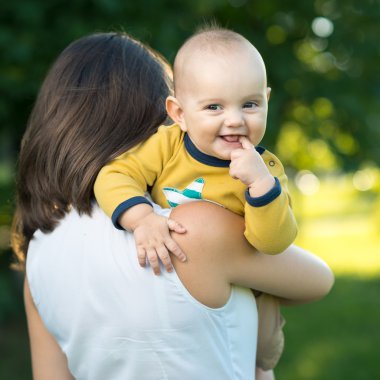 mutlu anne küçük oğlu holding
