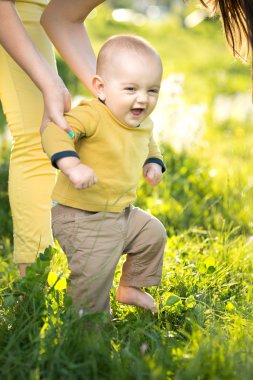 anne oğul otu yürüyüş öğretir