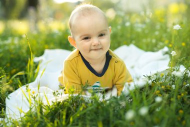 küçük çocuk bezi üzerinde çim yalan