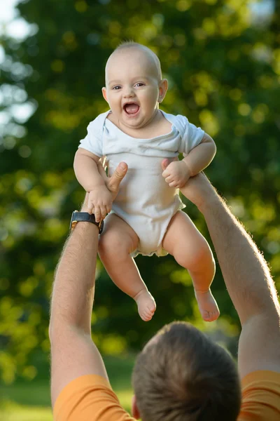 Dad throws up his son playing — Stock Photo, Image