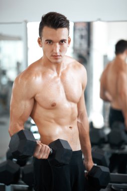 yapan erkek dumbbell pazı kas egzersizleri