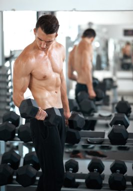 yapan erkek dumbbell pazı kas egzersizleri