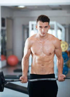 yapan erkek dumbbell pazı kas egzersizleri